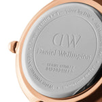 Daniel Wellington Petite Melrose DW00100161 analog damklocka med svart urtavla och armband i rostfritt stål
