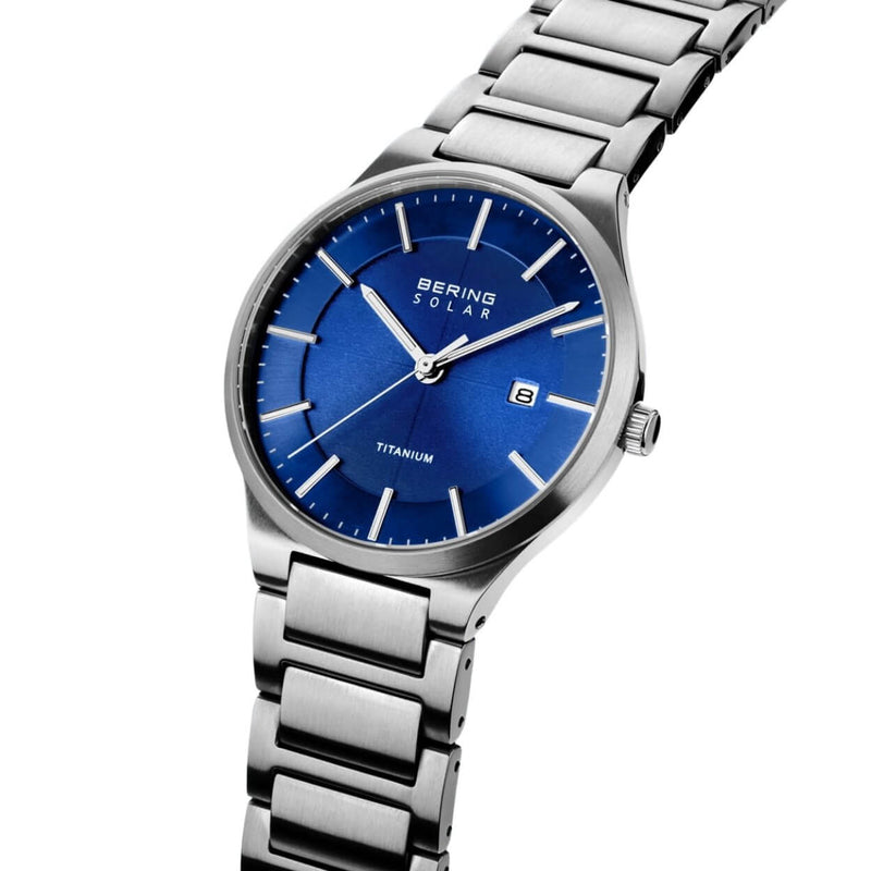 Bering Solar 15239-777 analog herrklocka med blå urtavla och armband i titan