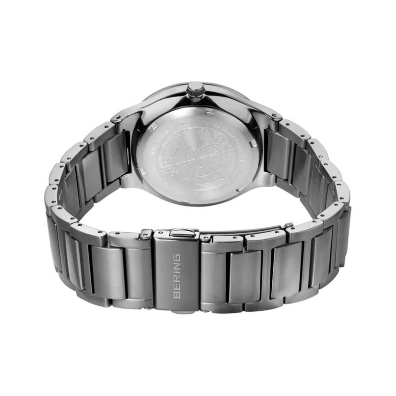 Bering Solar 15239-777 analog herrklocka med blå urtavla och armband i titan