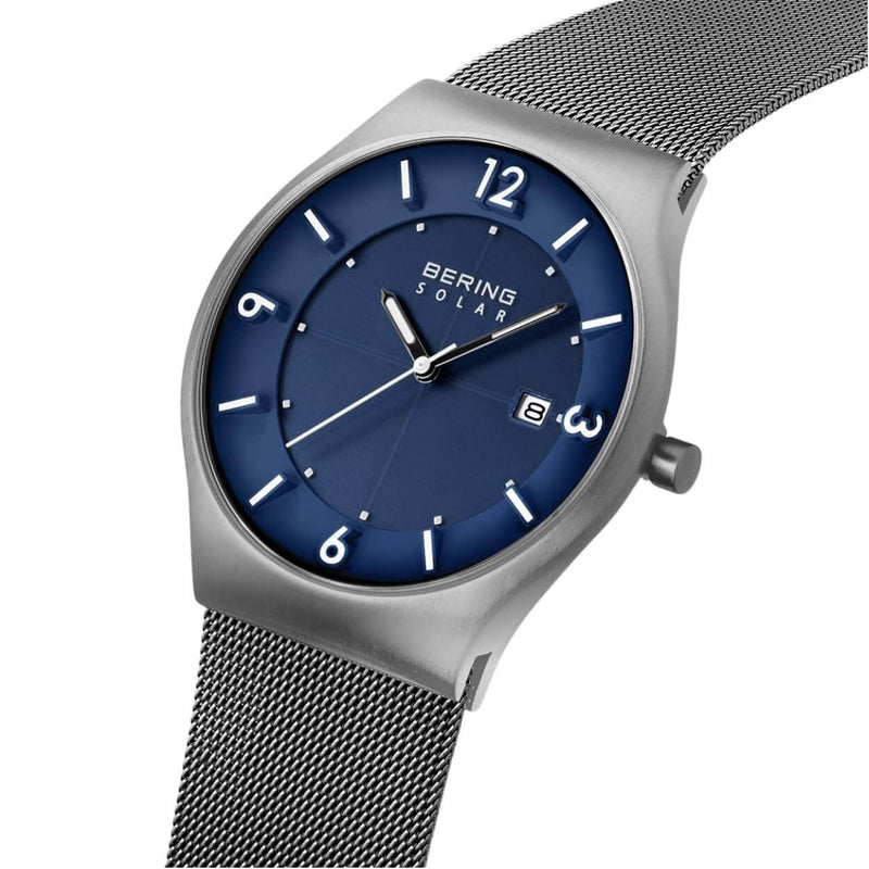 Bering Solar 14440-007 analog herrklocka med blå urtavla och armband i mesh