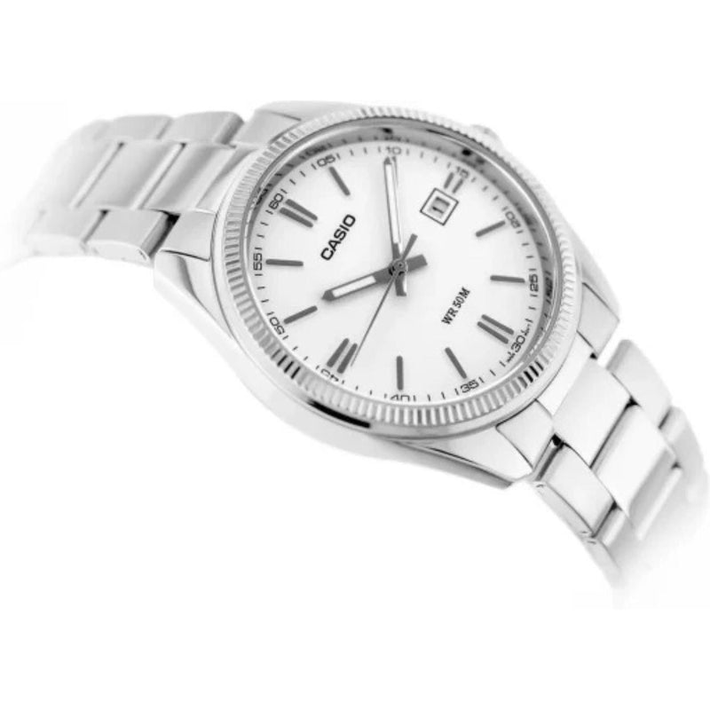 Casio Timeless MTP-1302PD-7A1VEF analog herrklocka med vit urtavla och armband i rostfritt stål