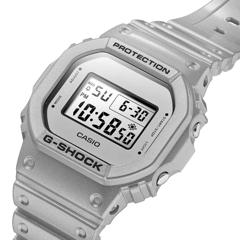 Casio G-Shock Classic DW-5600FF-8ER digital unisexklocka med silver urtavla och armband i resin