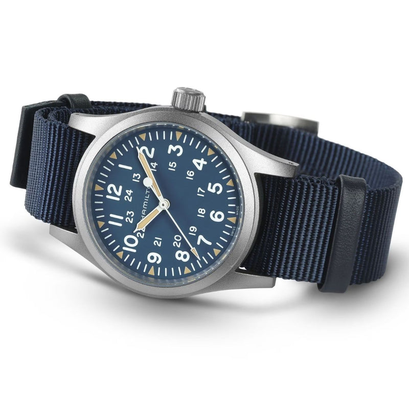 Hamilton Khaki Field Mechanical H69439940 analog herrklocka med blå urtavla och armband i rostfritt stål