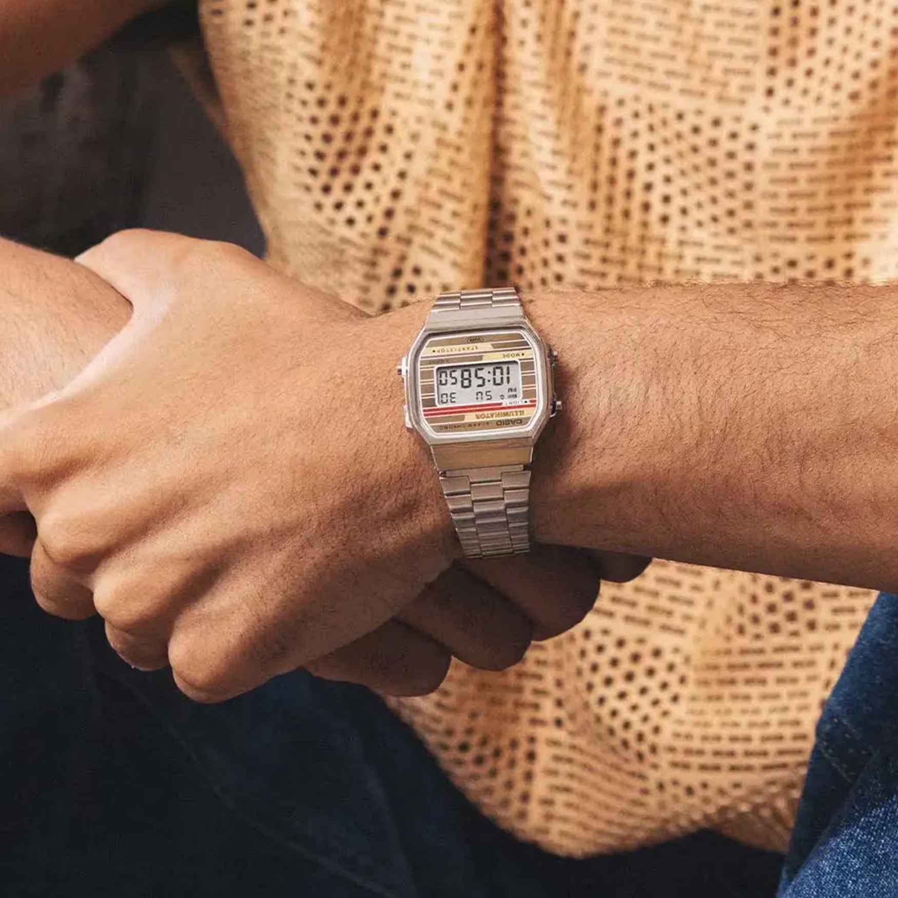 Casio Vintage A168WEHA-9AEF digital unisexklocka med beige urtavla och armband i rostfritt stål
