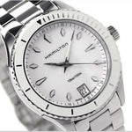 Hamilton Jazzmaster Seaview H37411911 analog damklocka med vit urtavla och armband i rostfritt stål