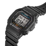 Casio G-Shock DW-5600UE-1ER digital unisexklocka med svart urtavla och armband i resin