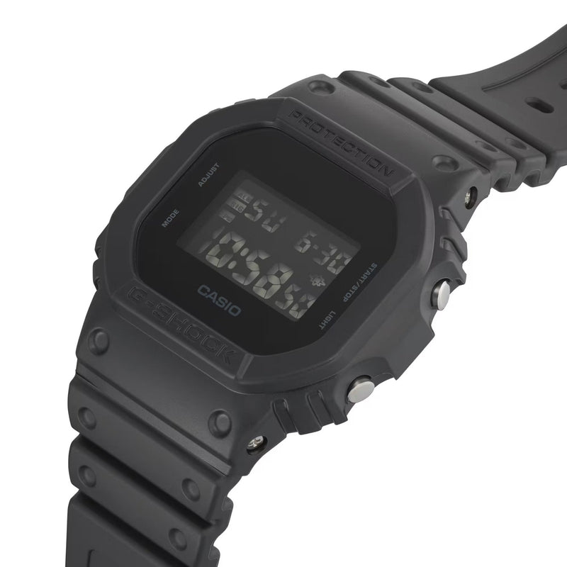 Casio G-Shock DW-5600UBB-1ER digital unisexklocka med svart urtavla och armband i resin