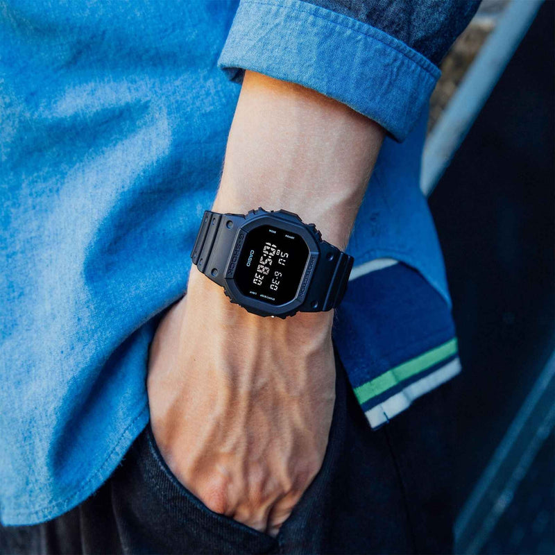 Casio G-Shock DW-5600UBB-1ER digital unisexklocka med svart urtavla och armband i resin