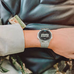Casio Vintage A171WE-1AEF digital herrklocka med silver urtavla och armband i rostfritt stål