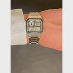 Casio Timeless AE-1200WHD-1AVEF digital herrklocka med svart urtavla och armband i rostfritt stål - Video